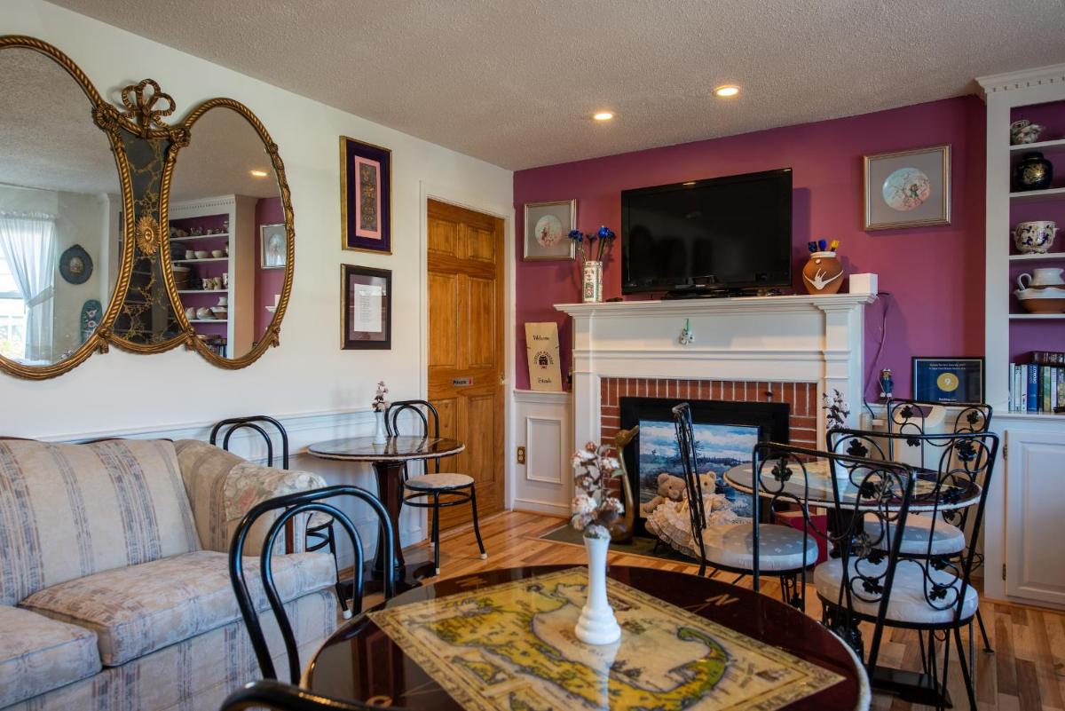 A Cape Cod Ocean Manor Inn - Housity