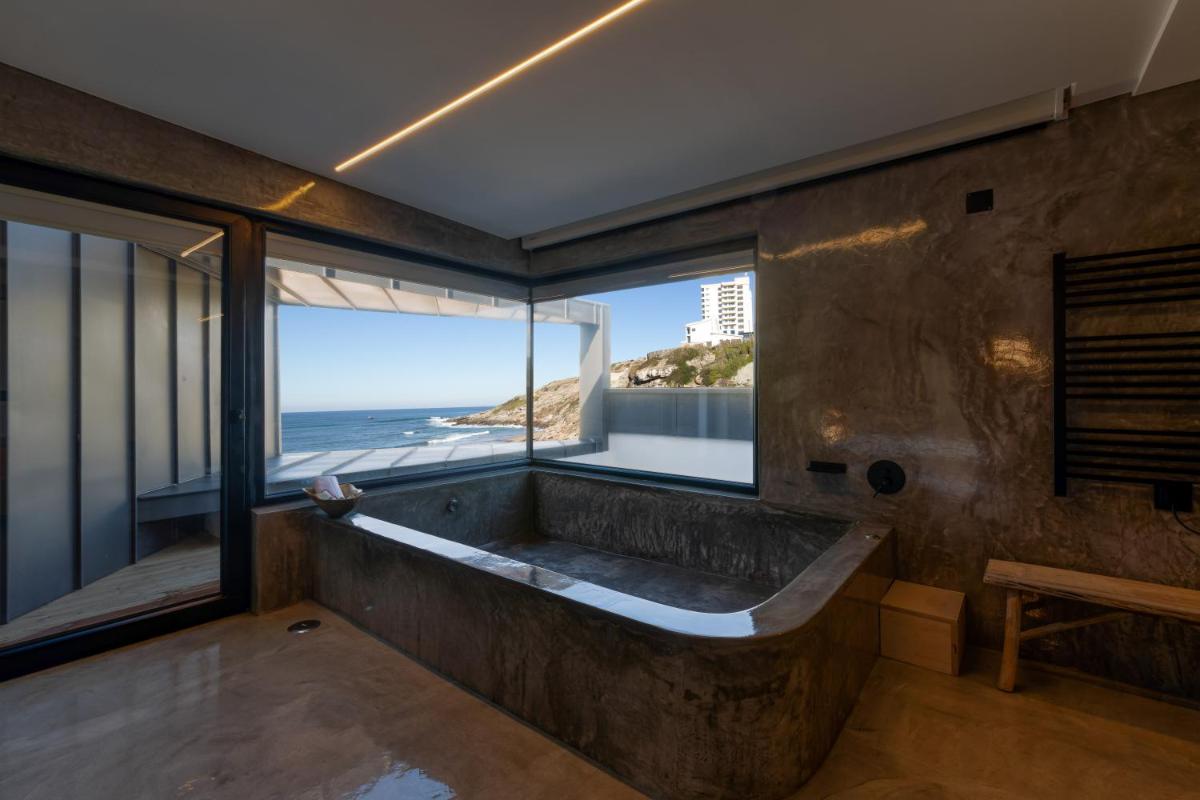 uma grande banheira com vista para o oceano em Well Hotel & Spa em Maceira