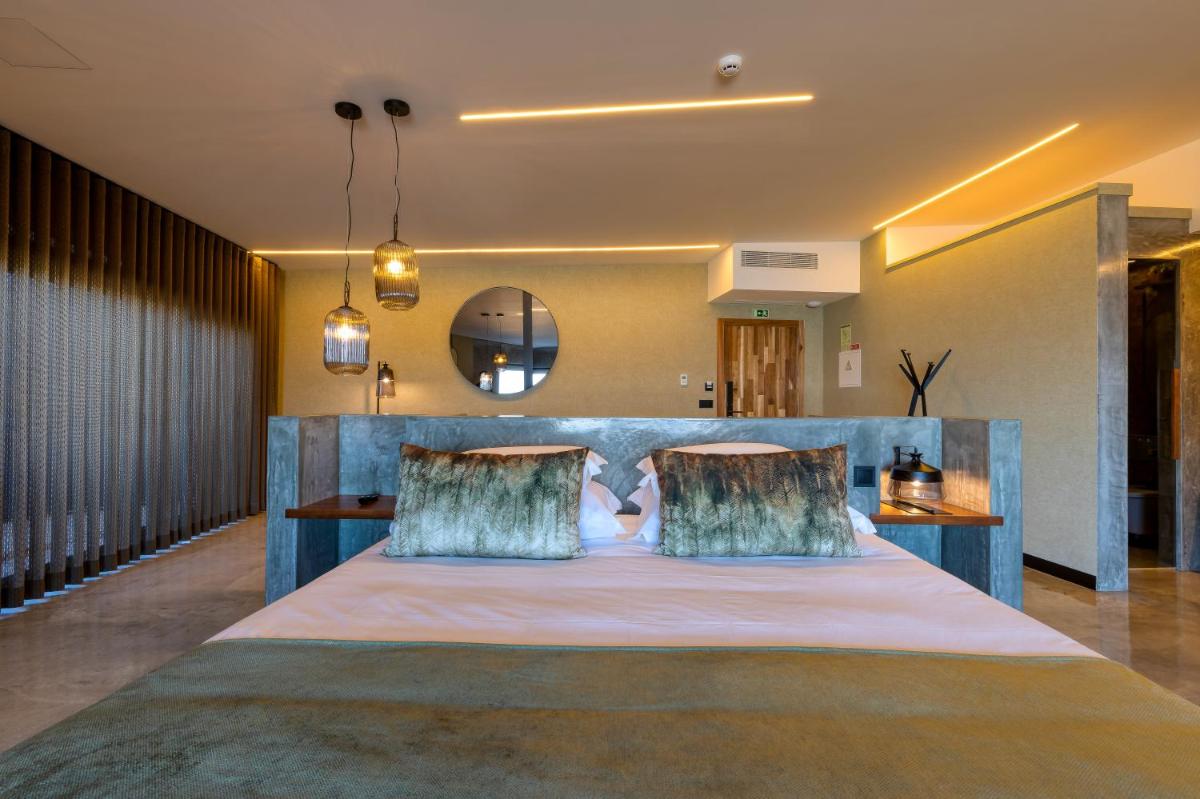 Uma cama ou camas num quarto em Well Hotel & Spa