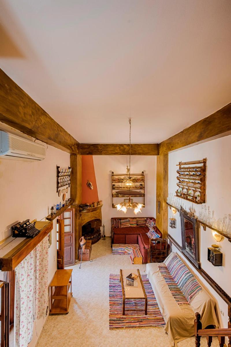 Hara's Traditional Detached House in Malona - Housity