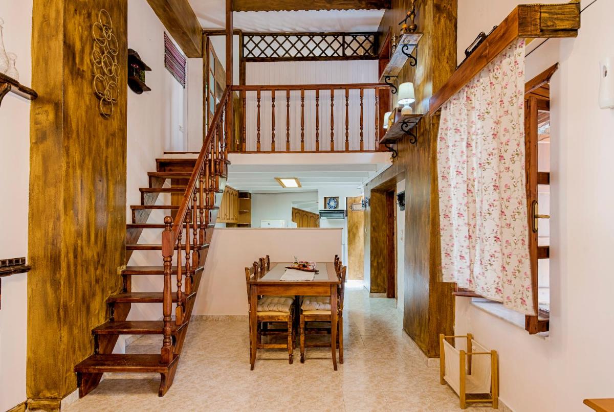 Hara's Traditional Detached House in Malona - Housity