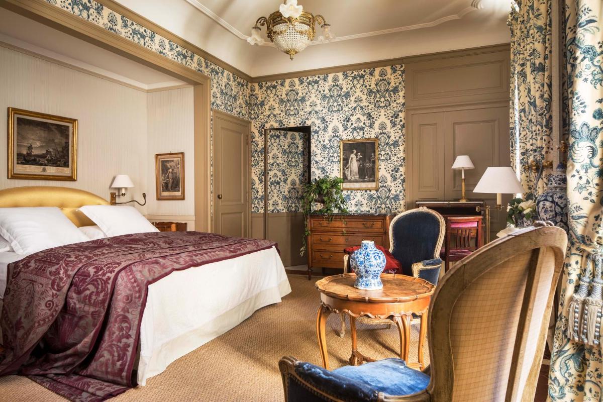 une chambre avec un lit, une table et des chaises dans l'établissement La Mirande, à Avignon 37 autres photos