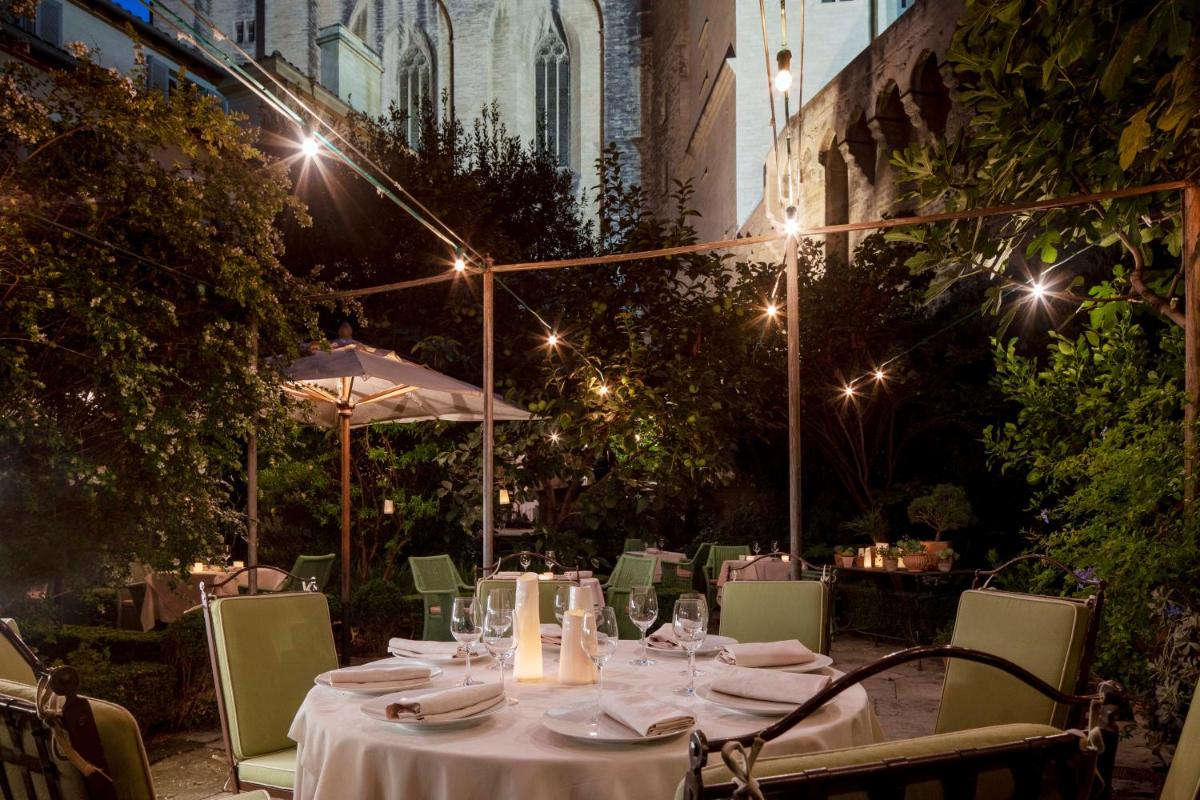 Restaurant ou autre lieu de restauration dans l'établissement La Mirande
