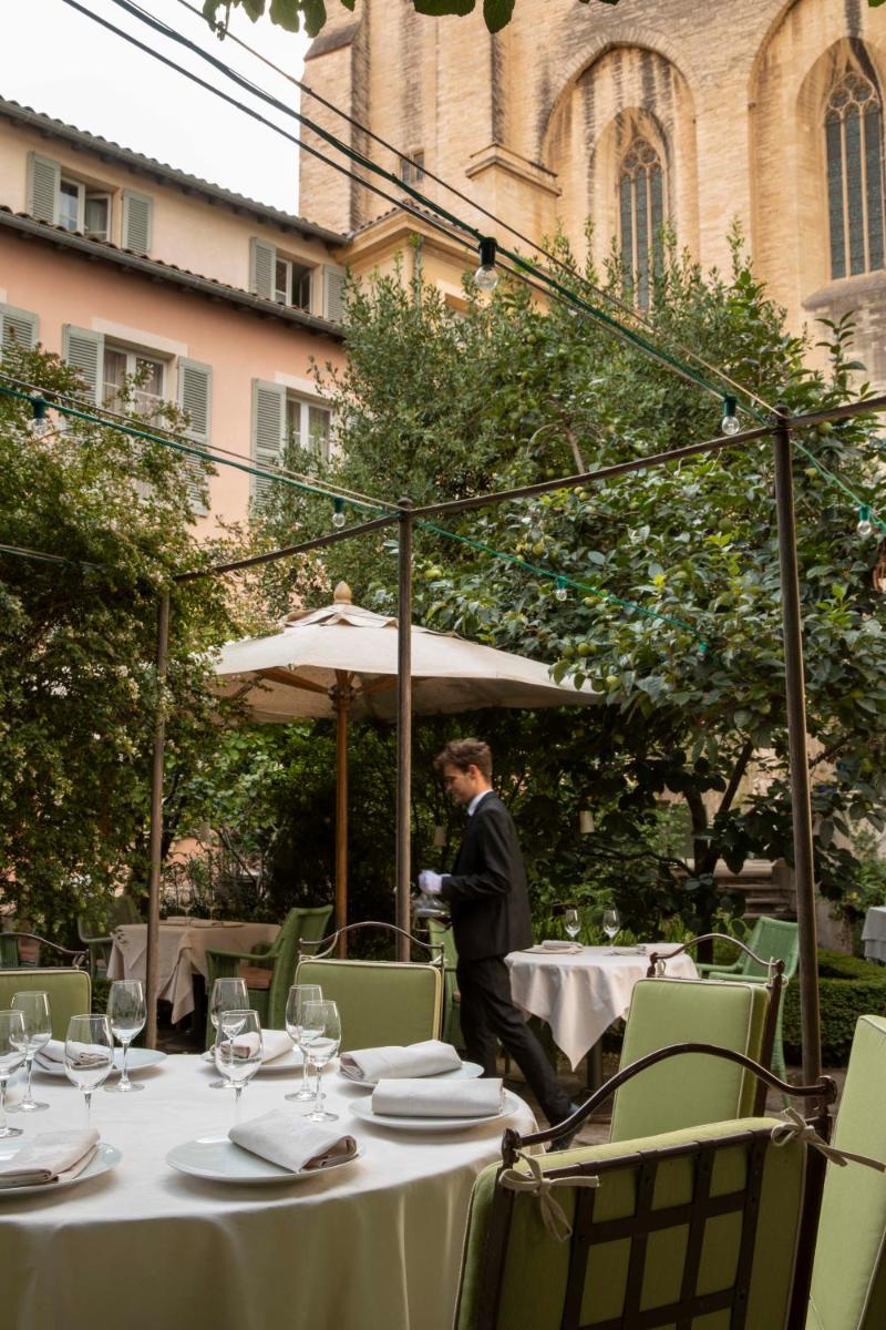 Restaurant ou autre lieu de restauration dans l'établissement La Mirande