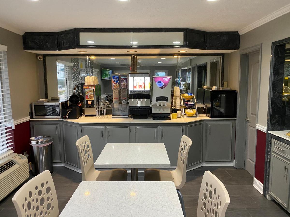 Days Inn by Wyndham Forest - Housity
