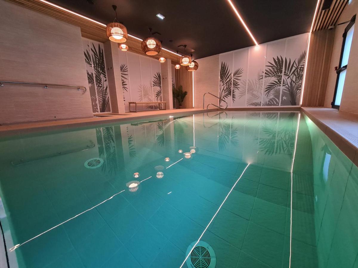 Piscine de l'établissement PADJA Hôtel & Spa Vannes ou située à proximité