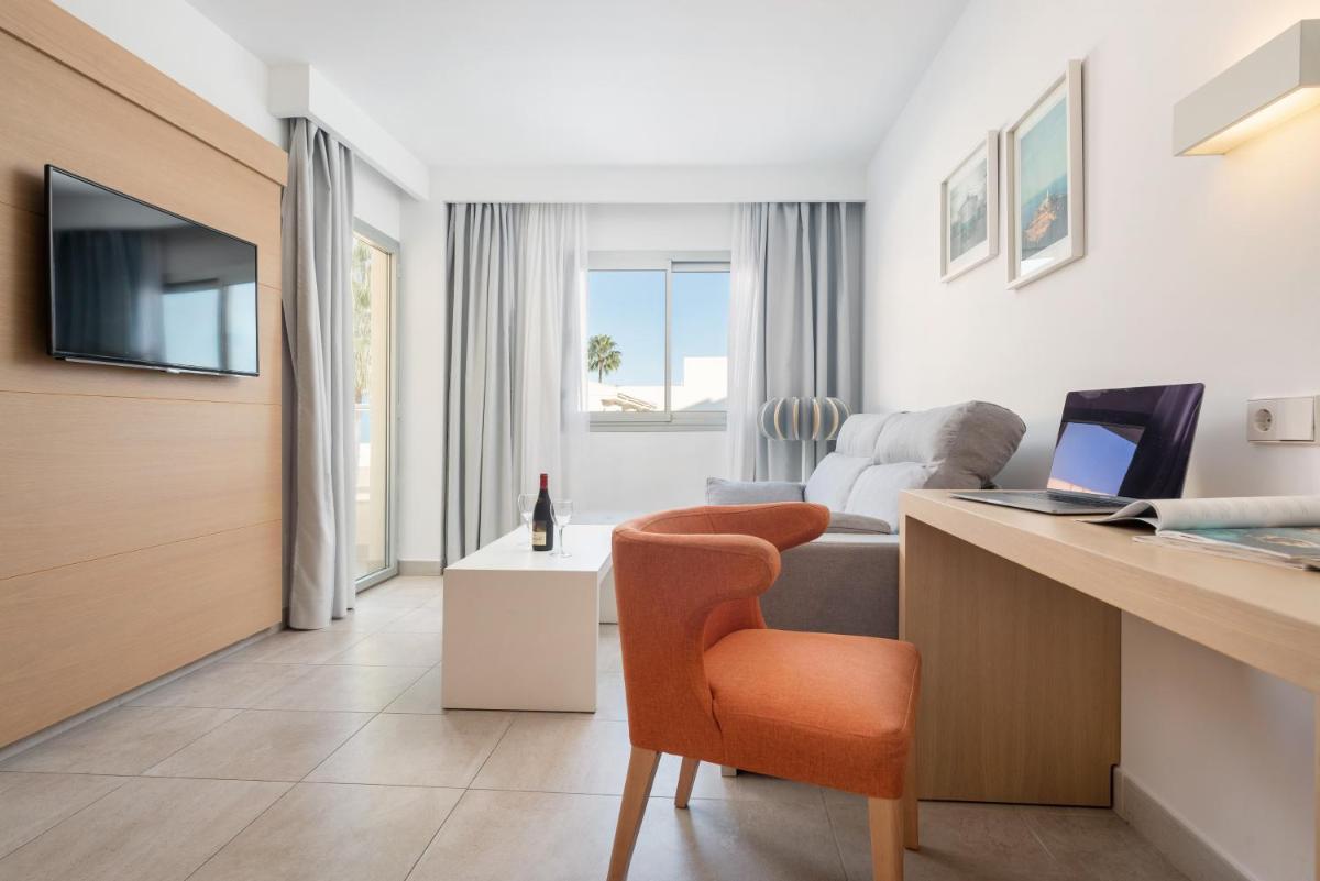 Una televisión o centro de entretenimiento en Trendhotel Alcudia - Adults Only