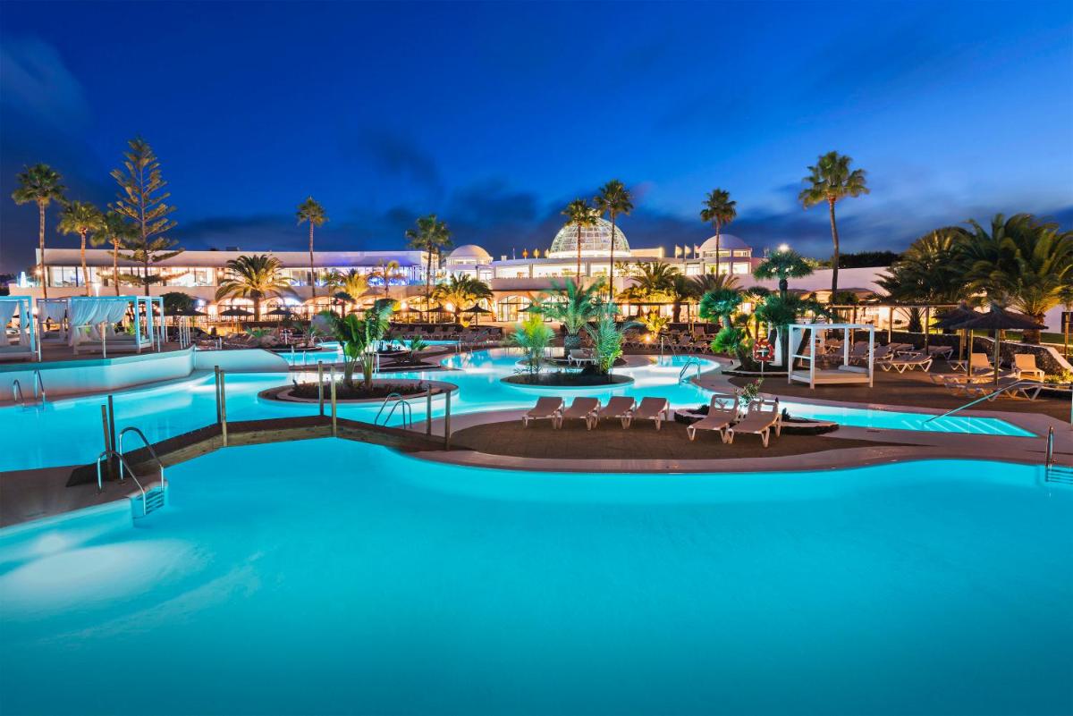 Piscina en o cerca de Elba Lanzarote Royal Village Resort