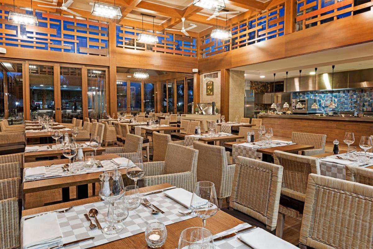 Un restaurante o sitio para comer en Elba Lanzarote Royal Village Resort