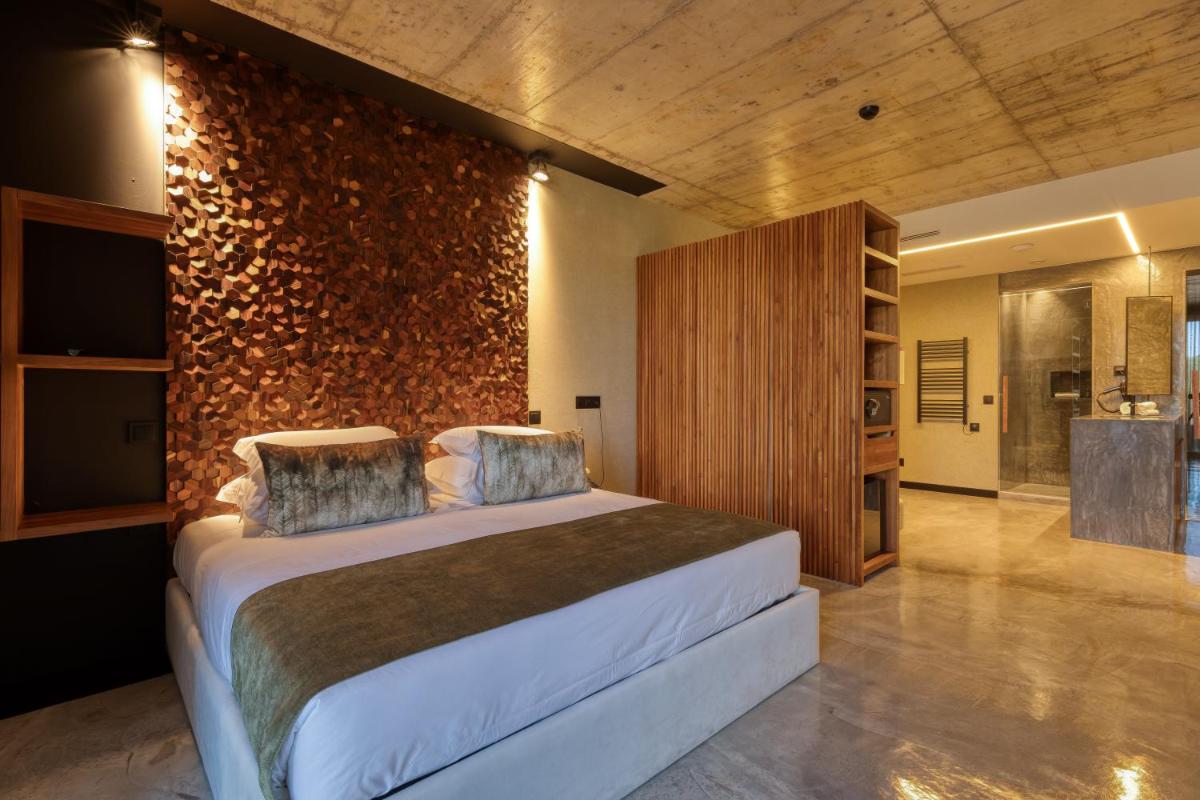 Uma cama ou camas num quarto em Well Hotel & Spa