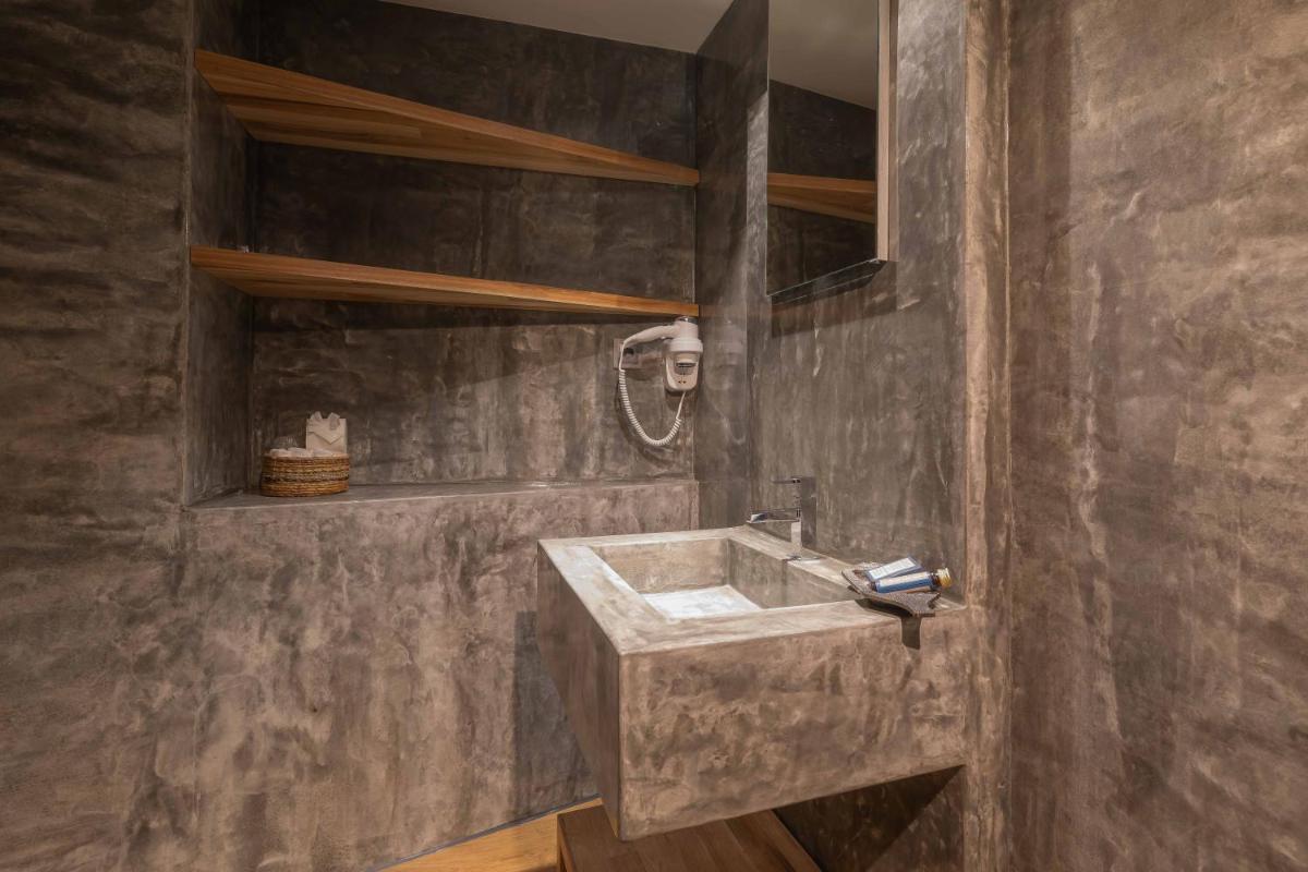 Uma casa de banho em Well Hotel & Spa
