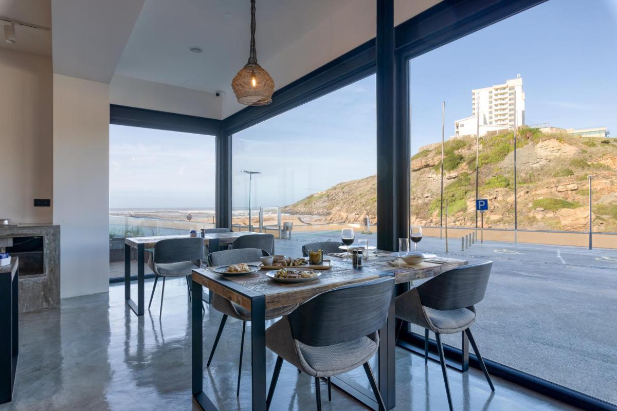 uma sala de jantar com uma mesa e vista para o oceano em Well Hotel & Spa em Maceira