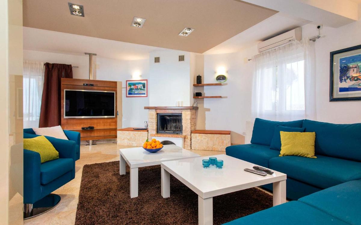 Suitetrails - Villa Lambik - 7 Bedroom villa with magnificent views of the sea and distant Islands