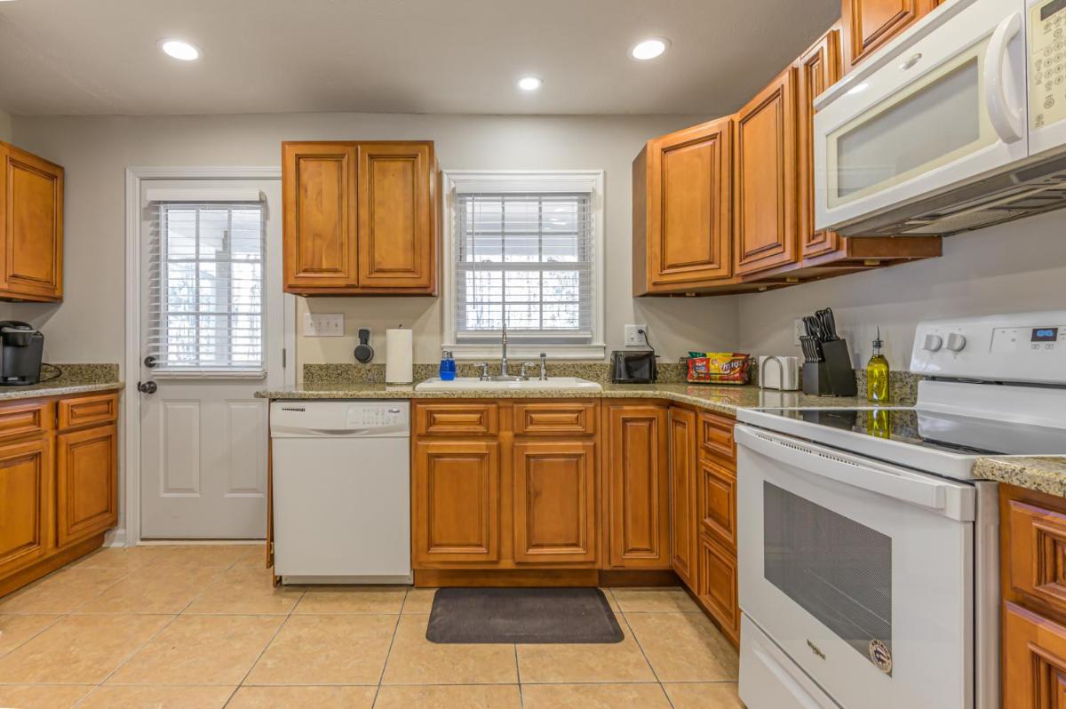 Cabin Style & Comfy Back Deck Near LakePoint PBR - Housity