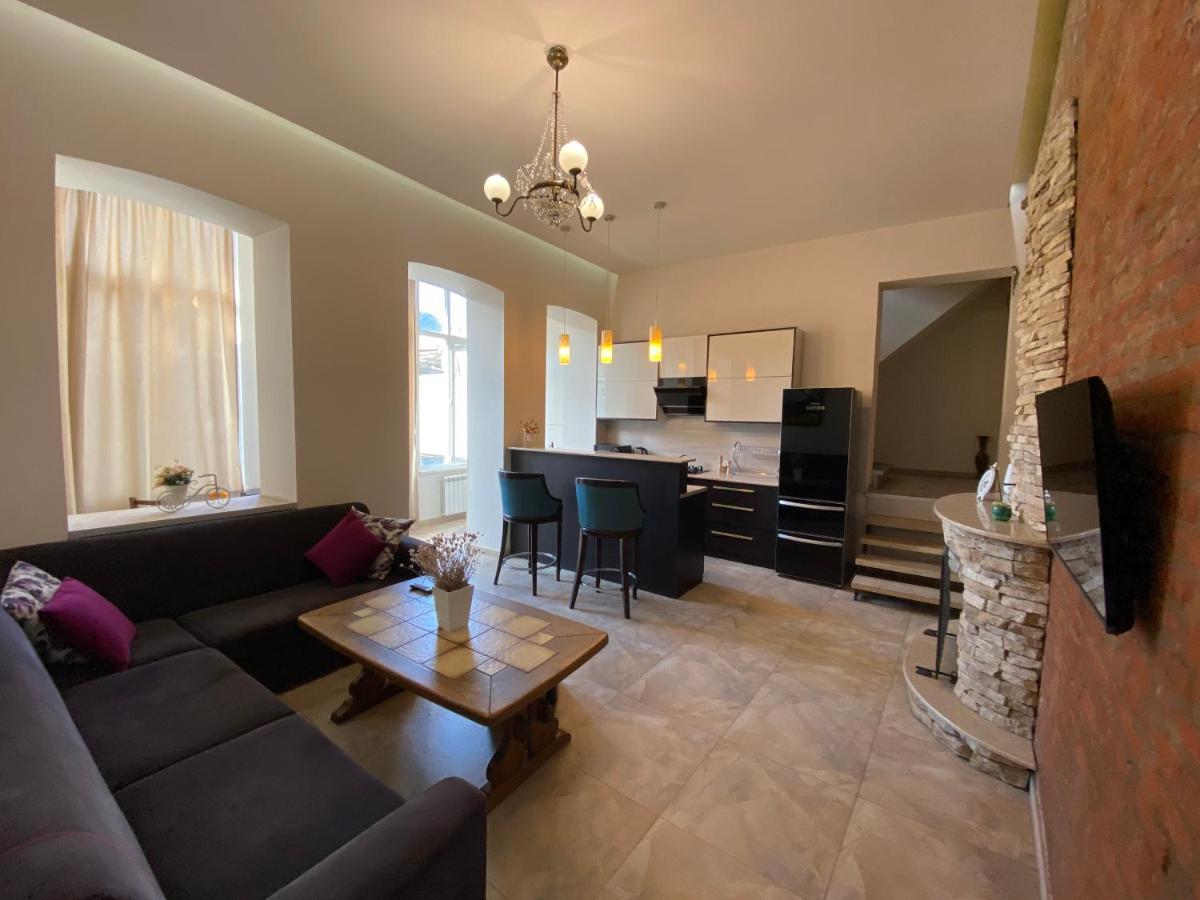 Lado Asatiani Apartment - Housity