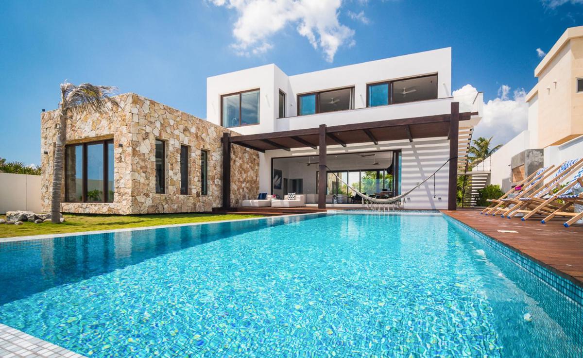 Tankah Tres Villa Sleeps 10 with Pool and Air Con - Housity