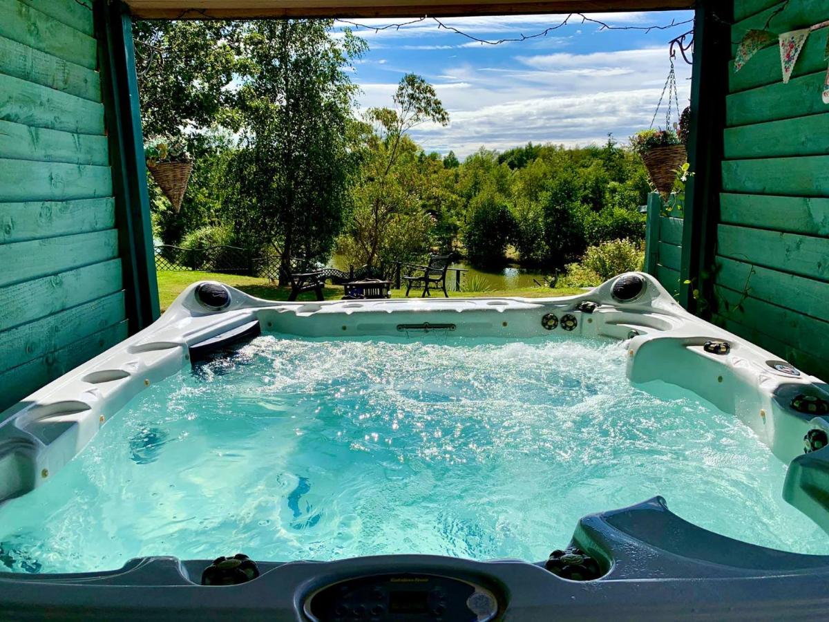 Bluebell Yurt with Private Hot Tub and fishing - Housity