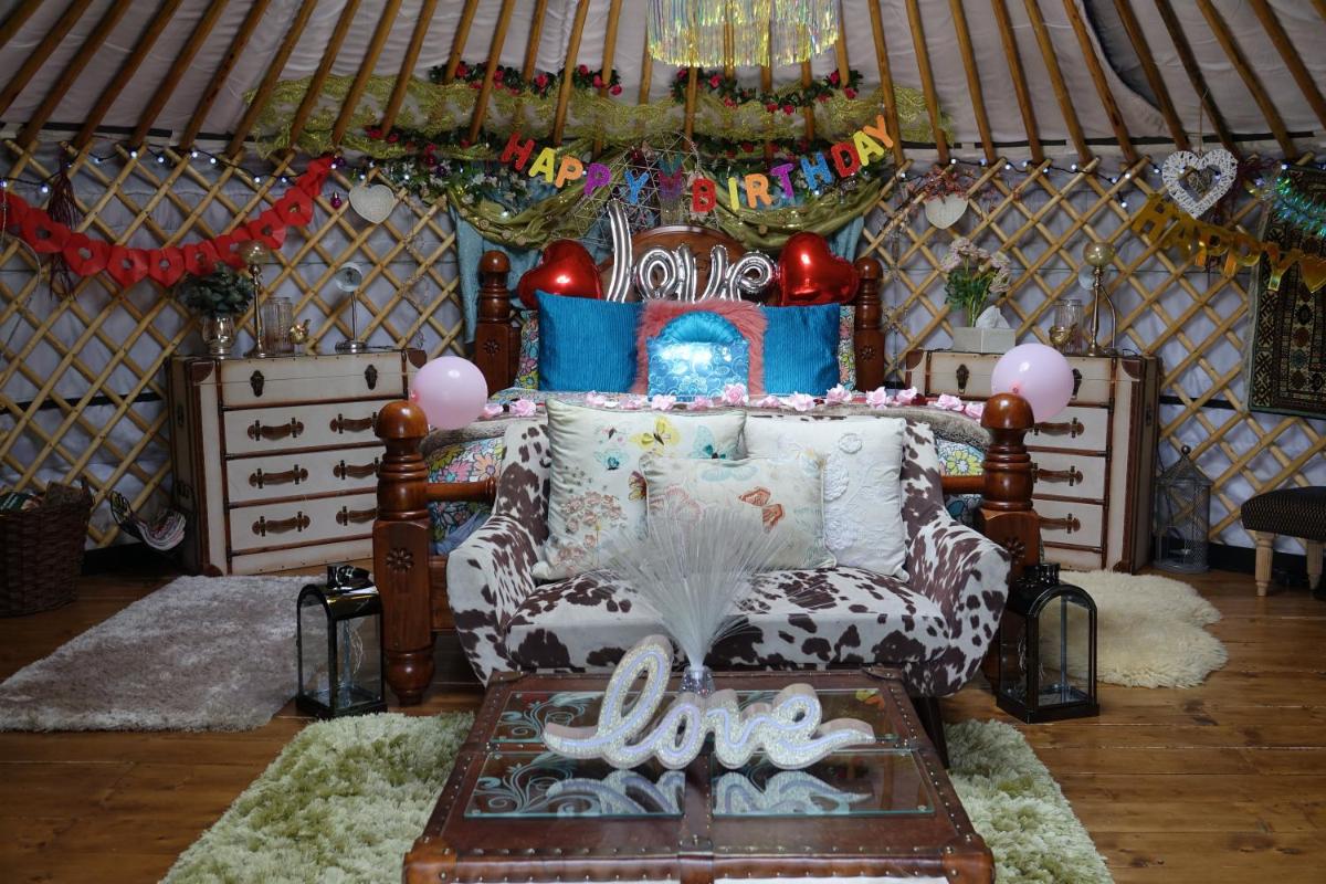 Bluebell Yurt with Private Hot Tub and fishing - Housity