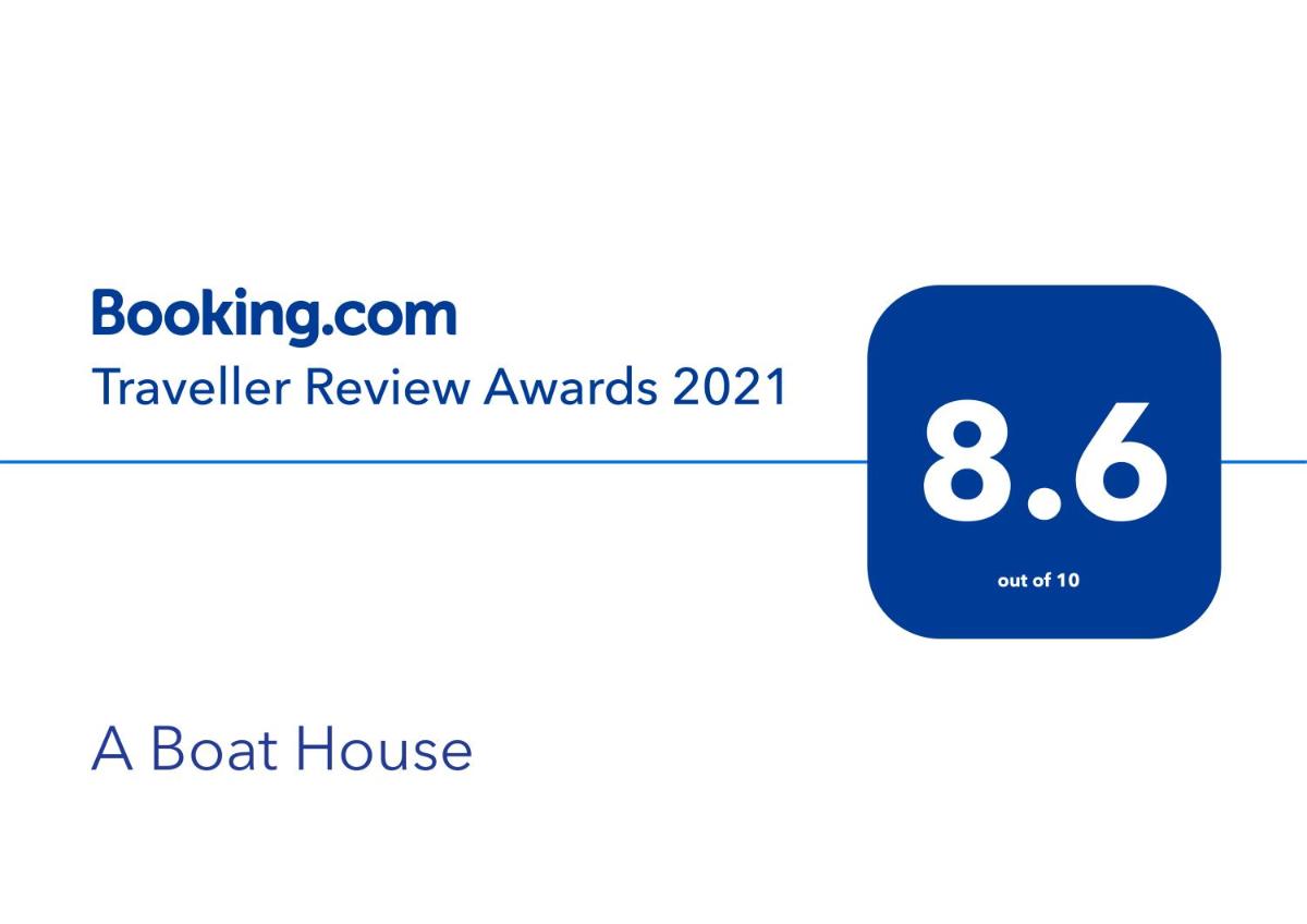 A Boat House - Housity