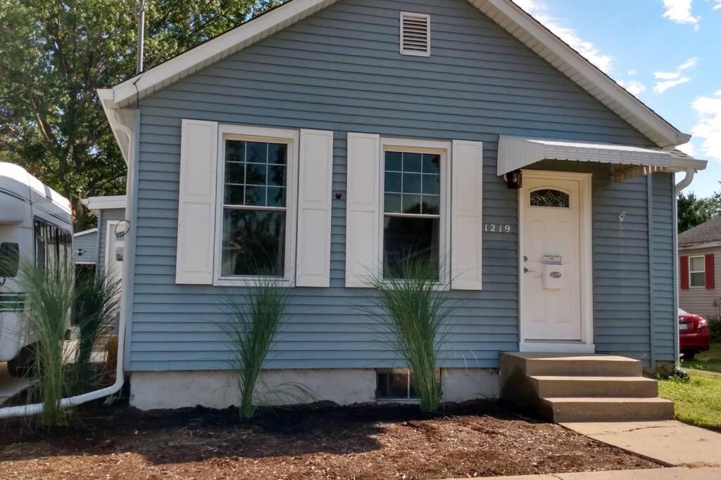 Main Street home near Starved Rock and Downtown Ottawa - Housity