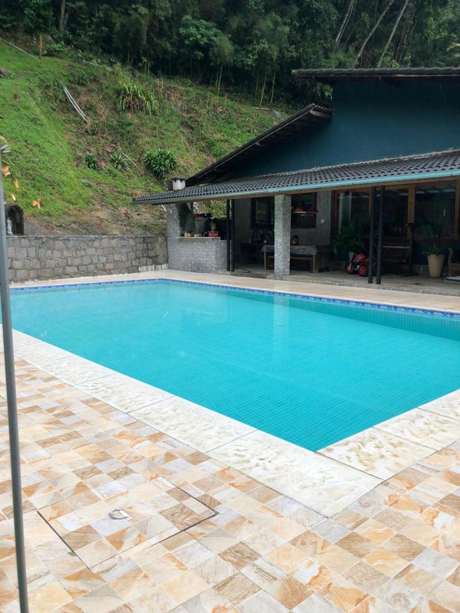 CASA DE CAMPO PISCINA NA SERRA FRIBURGO TEM 4 QUARTOS PROXIMO A MURI CACHOEIRAS PARQUE ESTADUAL 3 PICOs - Housity