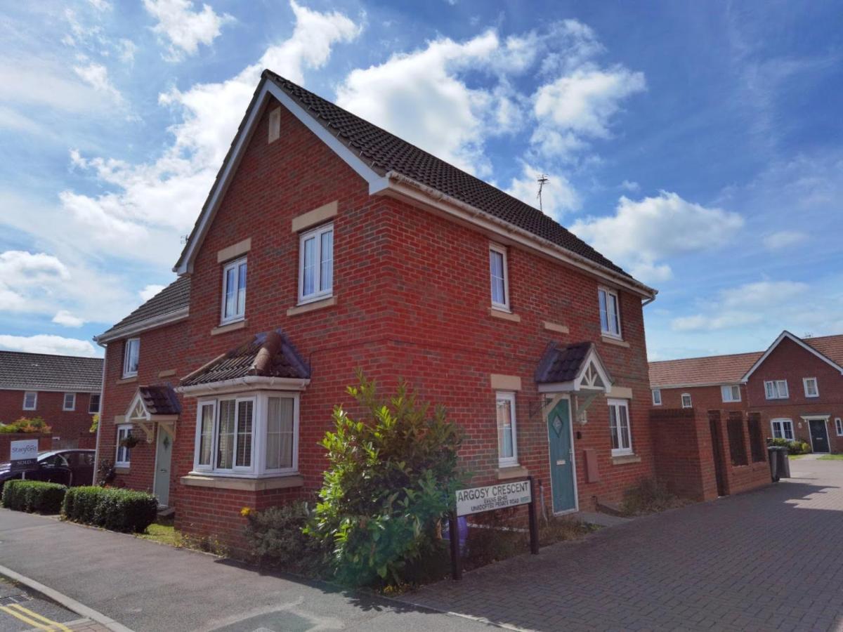 Lakeside: Argosy 3bed house 2bath parking M27 J5 Southampton Airport sleeps 6 - Housity