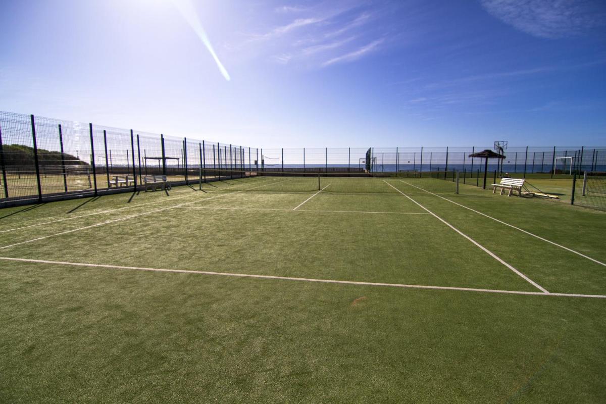 Instalaciones para jugar a tenis o squash en Impressive Playa Granada Golf o alrededores