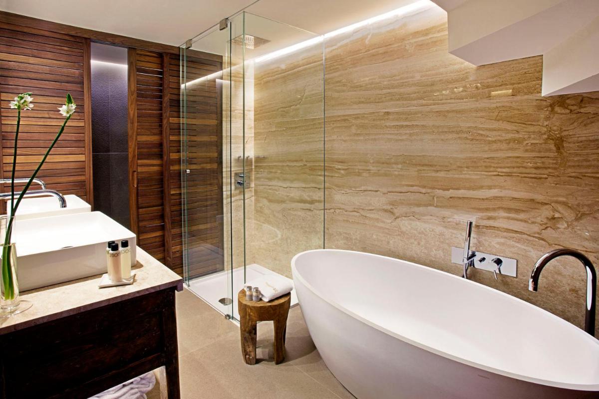 Un baño de Claris Hotel & Spa GL, a Small Luxury Hotel of the World