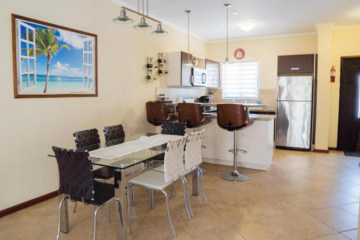 Diamante 77 Townhome in Gold Coast 2 bedrooms 3 bath 3 Community pools - Housity