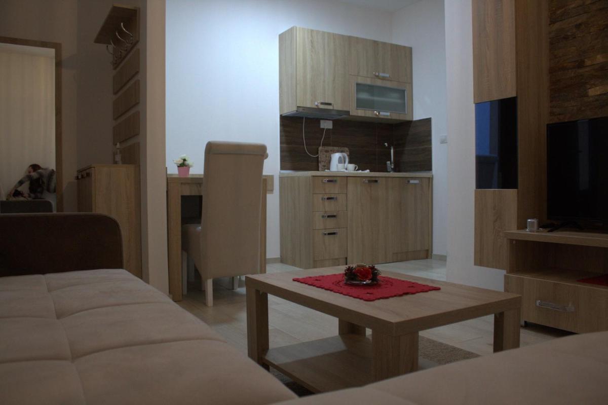 Kraljev Konak - Housity