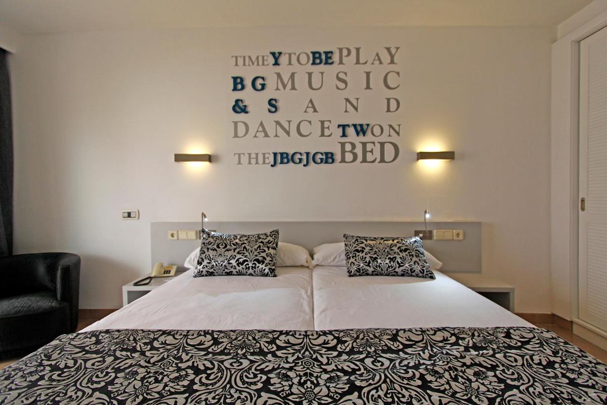 Cama o camas de una habitación en BG Pamplona