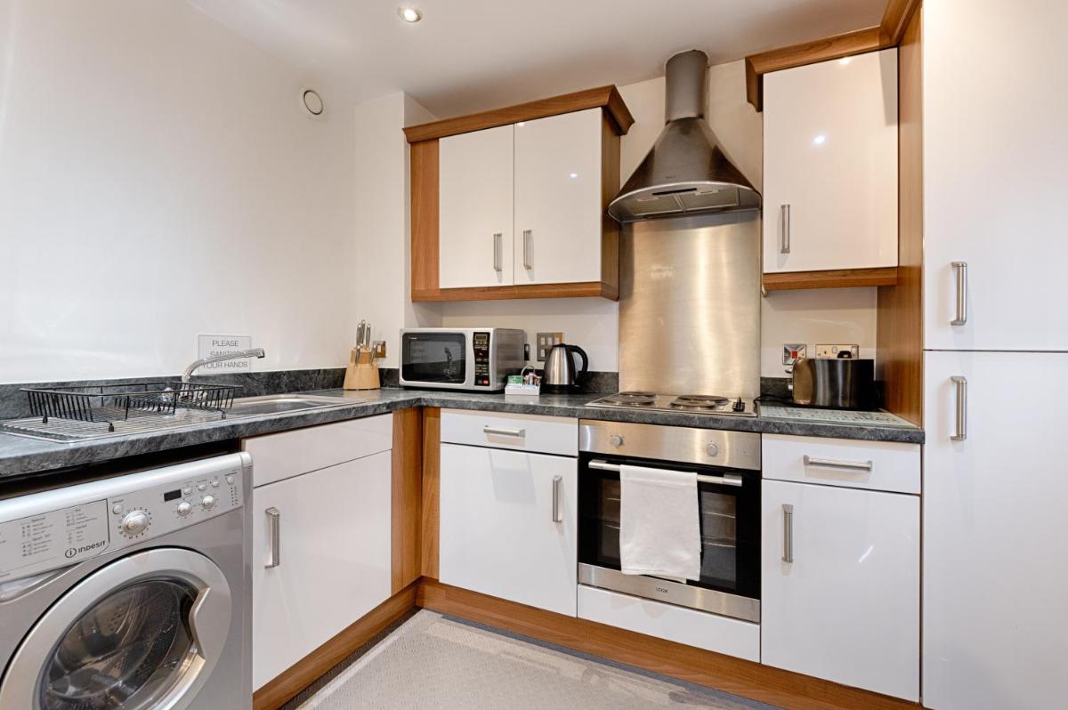 Royal Sovereign with Parking - TV in every Bedroom! - Housity