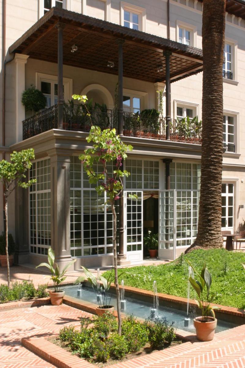 una casa con piscina delante en Villa Oniria, en Granada