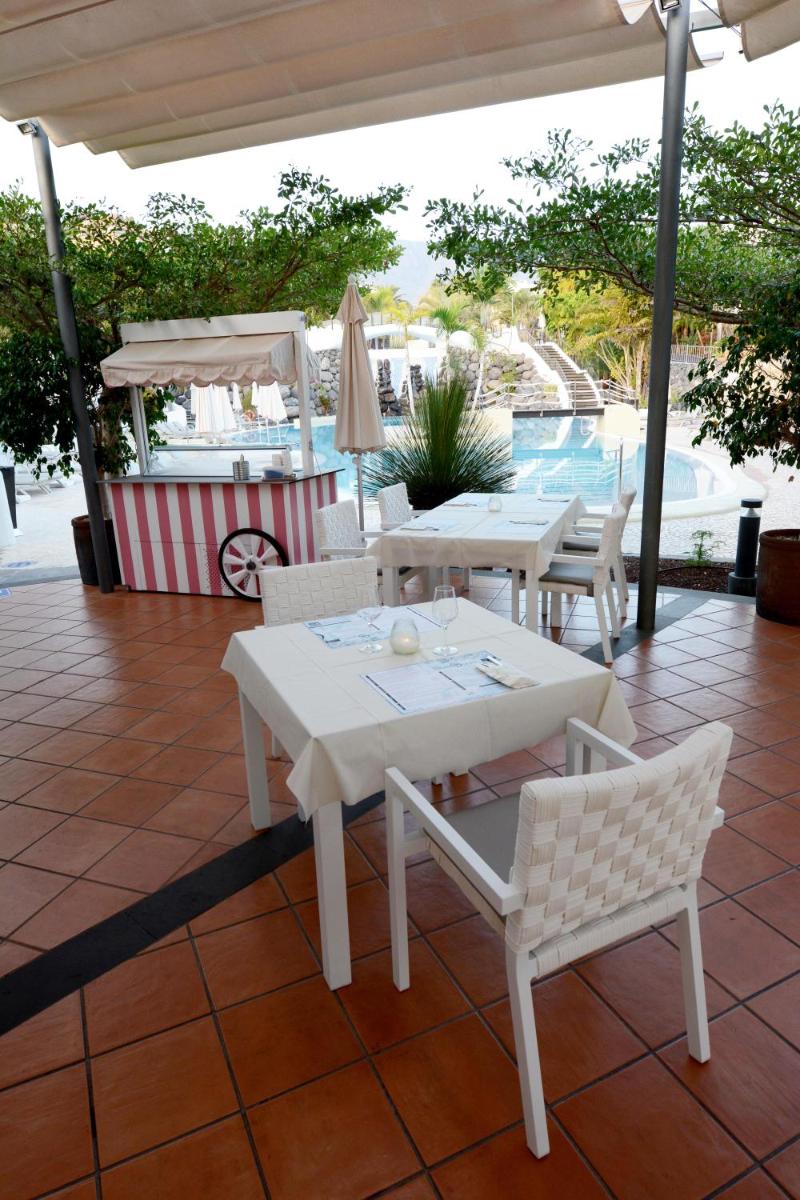 Un restaurante o sitio para comer en Hotel Suite Villa Maria