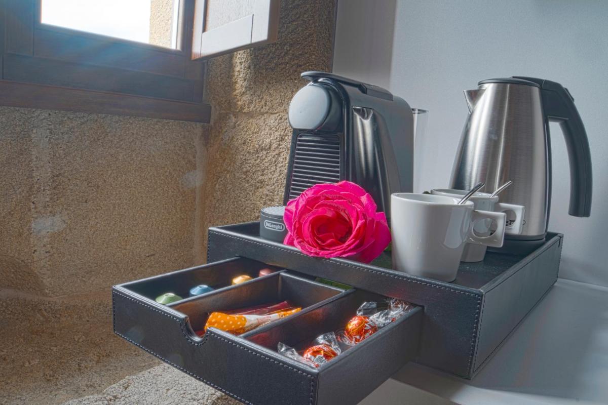 Utensilios para hacer té y café en Hotel As Torres da Hermida