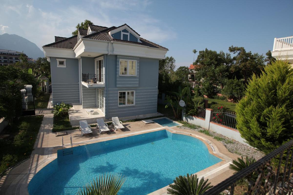 Suitetrails - 2 yatak odalı Bluehouse with a sea view