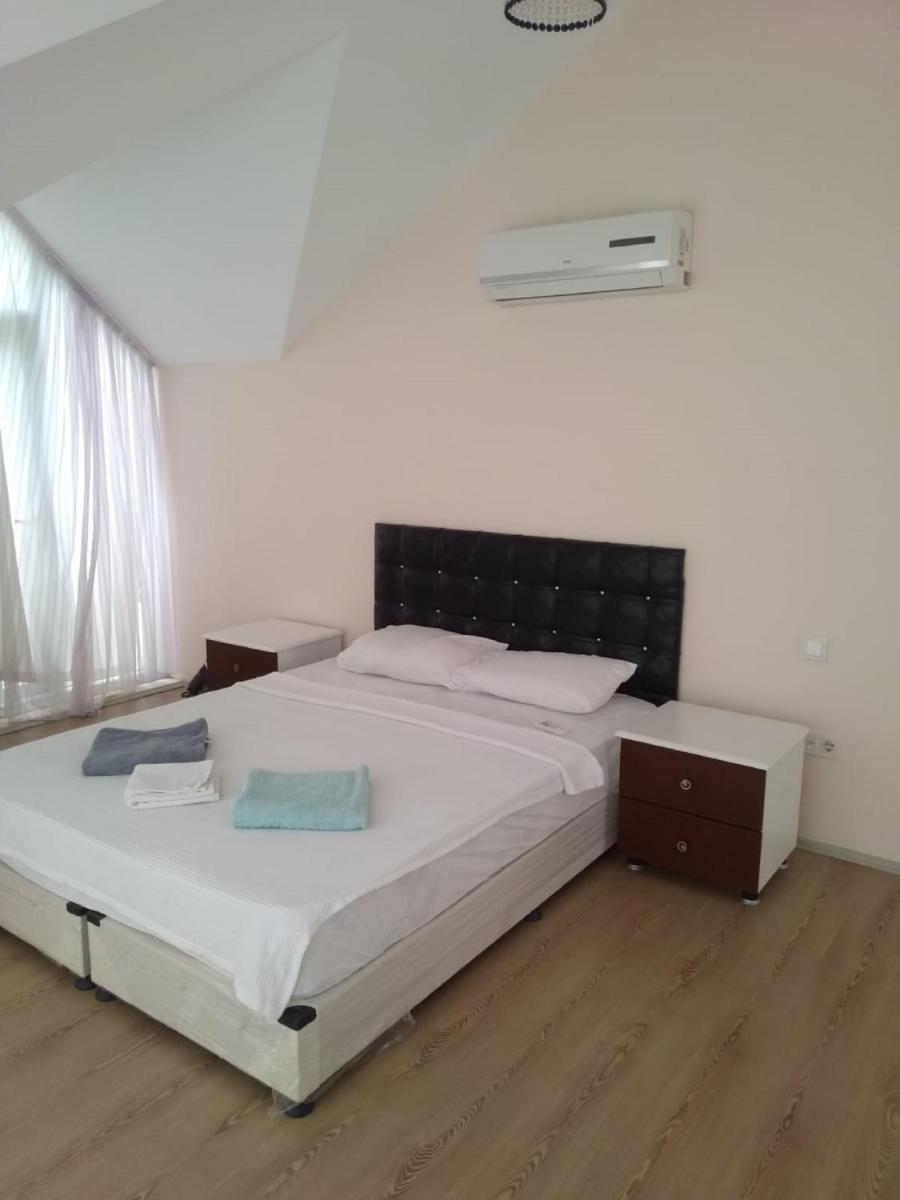 Suitetrails - 2 yatak odalı Bluehouse with a sea view