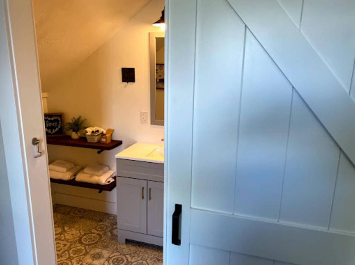 The Farmhouse Inn & Kitchen, 2 blocks from Downtown Whitefish, Montana - Housity