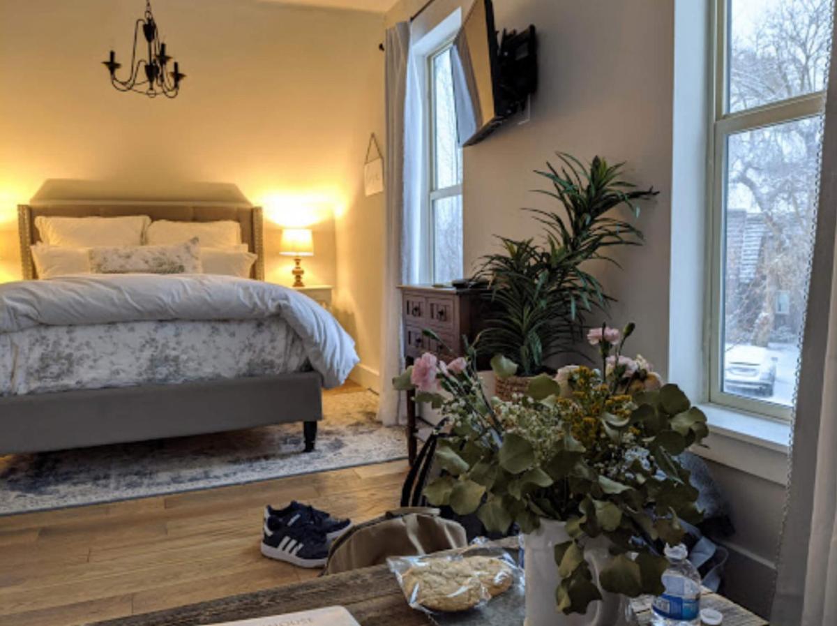 The Farmhouse Inn & Kitchen, 2 blocks from Downtown Whitefish, Montana - Housity