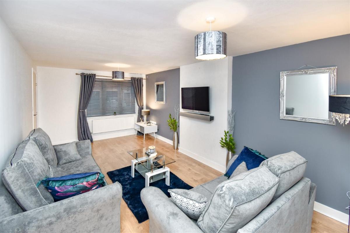 Foxley Place: MK City house for large groups - Housity