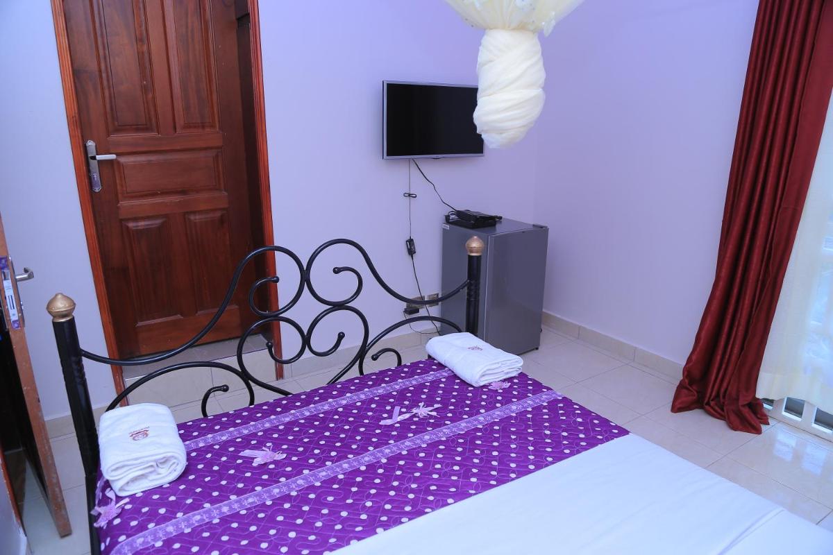 Red Sox Hotel Ltd - Housity