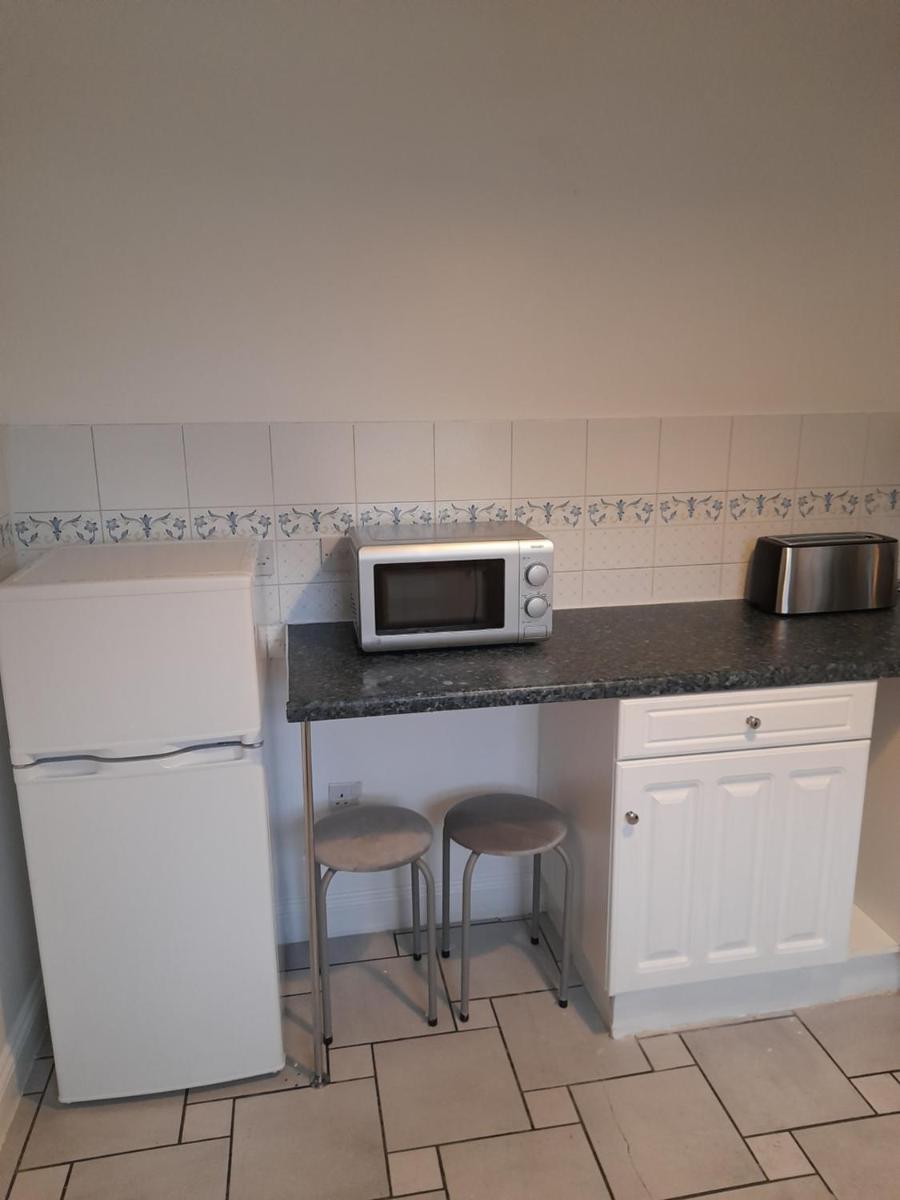 Comfortable 2 Bed Apartment 2nd Floor Contractors Families Close To City Centre Occasional Bed Available - Housity