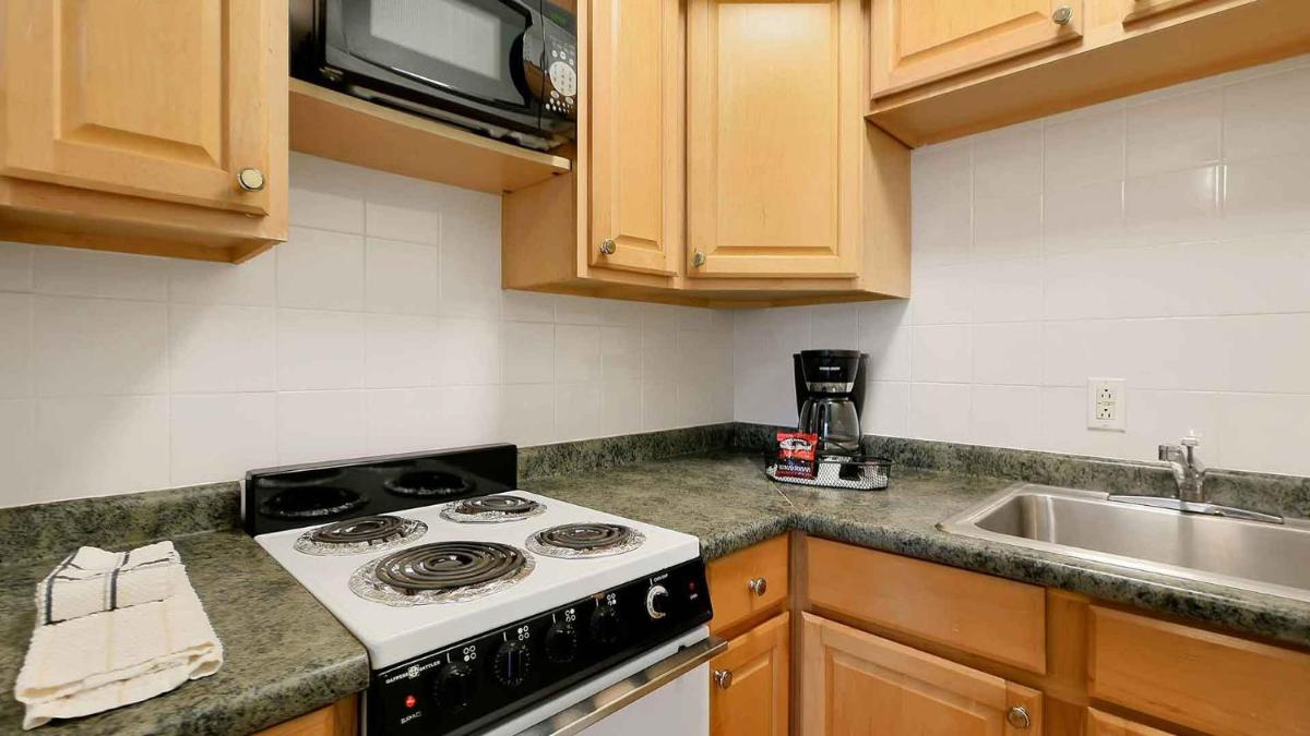 Carlton House Motel and Suites - Housity