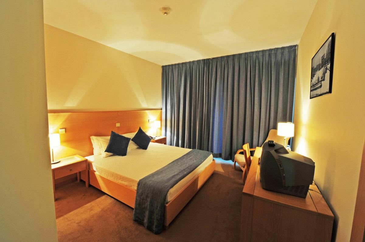 Uma cama ou camas num quarto em Hotel Bienestar Termas de Moncao