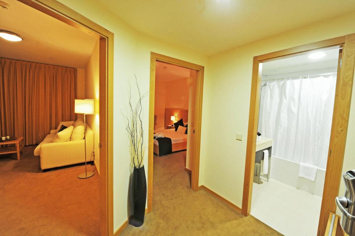 Uma cama ou camas num quarto em Hotel Bienestar Termas de Moncao