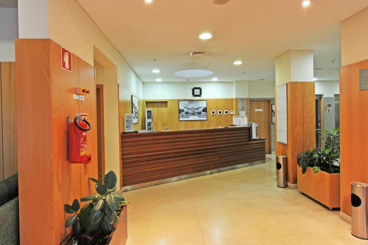 um lobby com uma sala de espera com um caixa em Hotel Bienestar Termas de Moncao em Monção mais 20 fotografias