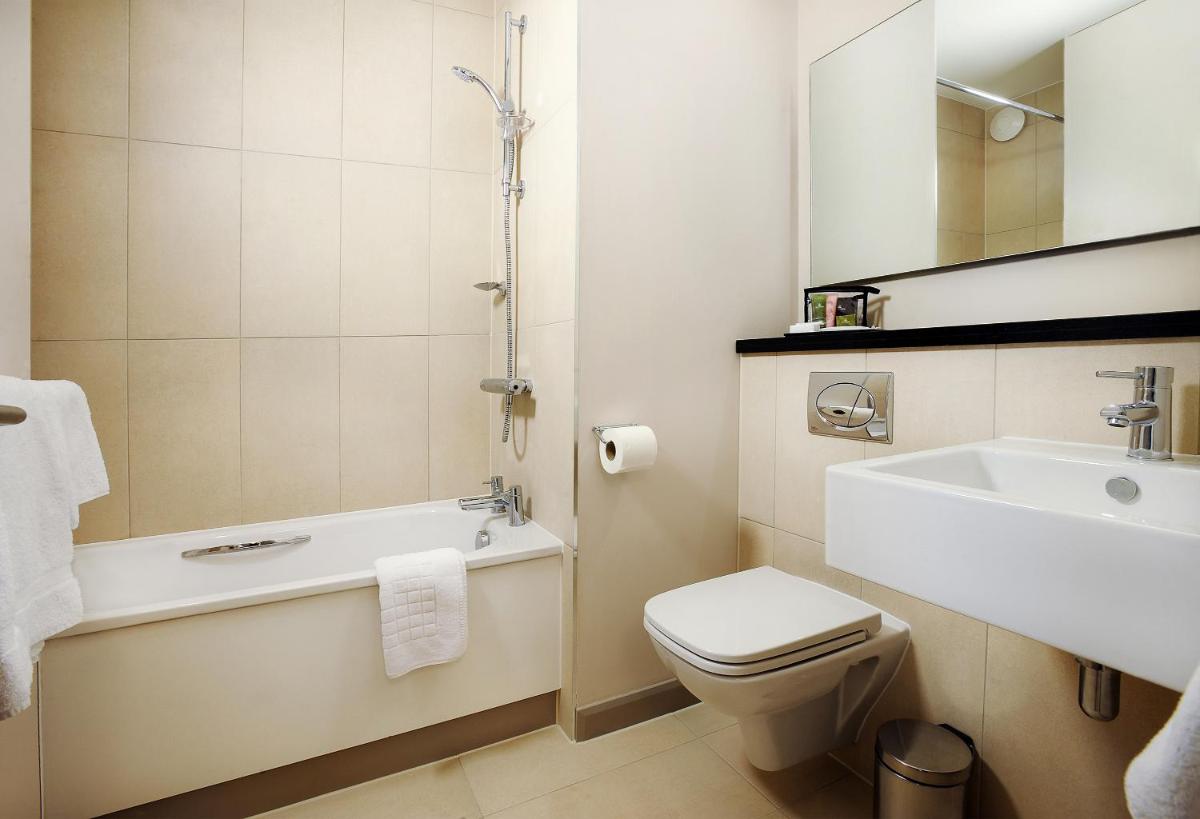 Heston Hyde Hotel - Housity