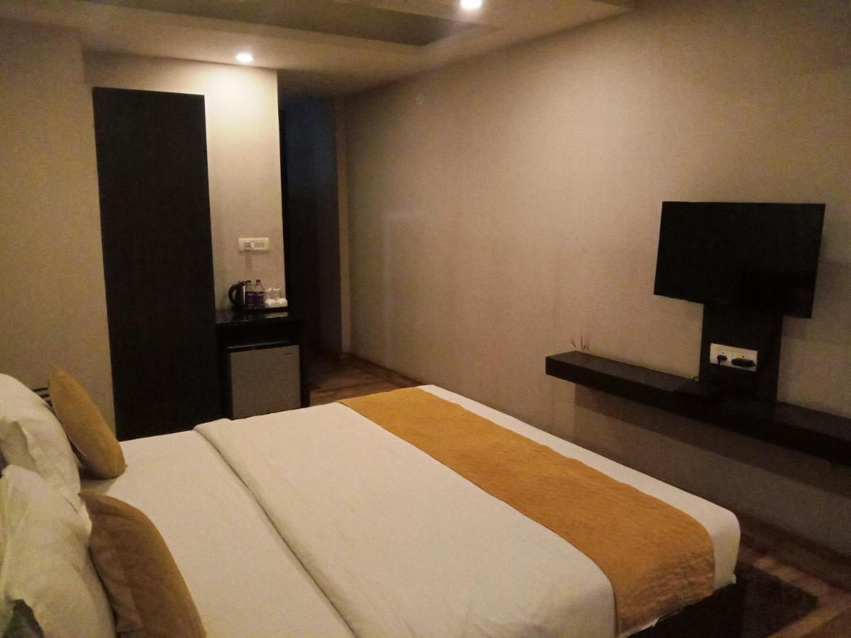 Paradise Ganga - A River Side Hotel - Housity