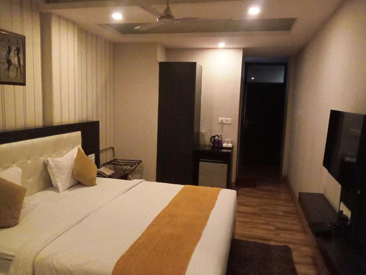 Paradise Ganga - A River Side Hotel - Housity