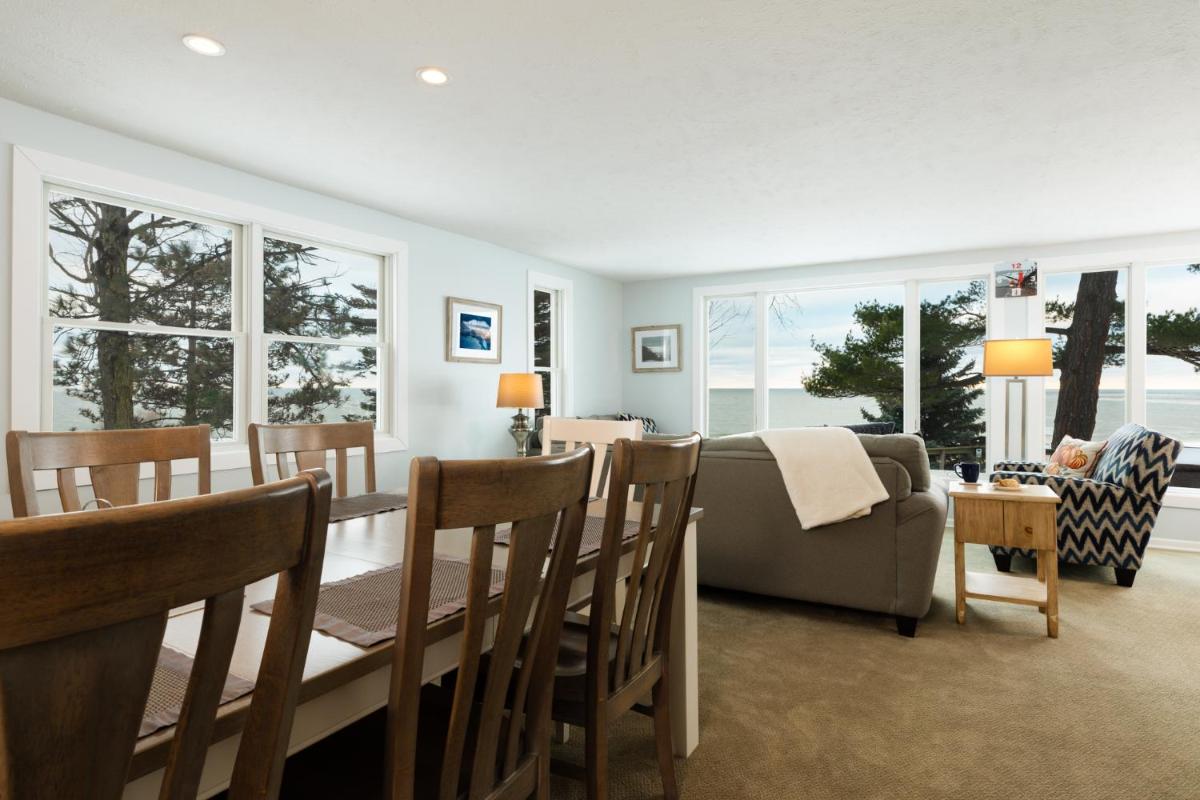 Looking Glass Beachfront Inn - Housity